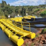 Bomba submersa para irrigação em balsa