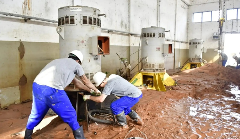 Bombas do tipo eixo vertical com motores convencionais em processo de manutenção após ficarem inoperantes em evento de enchente e inundação da casa de bombas.