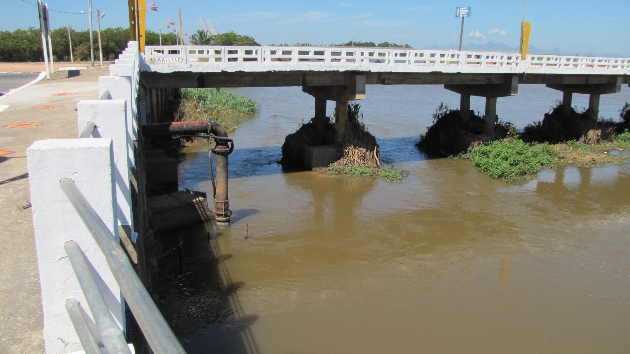 Bomba submersa HIGRA pendurada pela tubulação de recalque em sistema de drenagem industrial