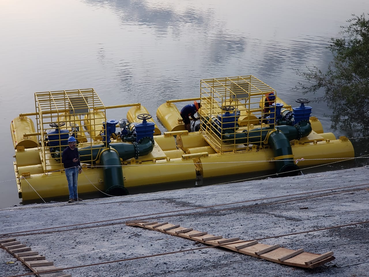 Bomba submersa HIGRA instalada em sistema com balsa flutuante para captação fluvial