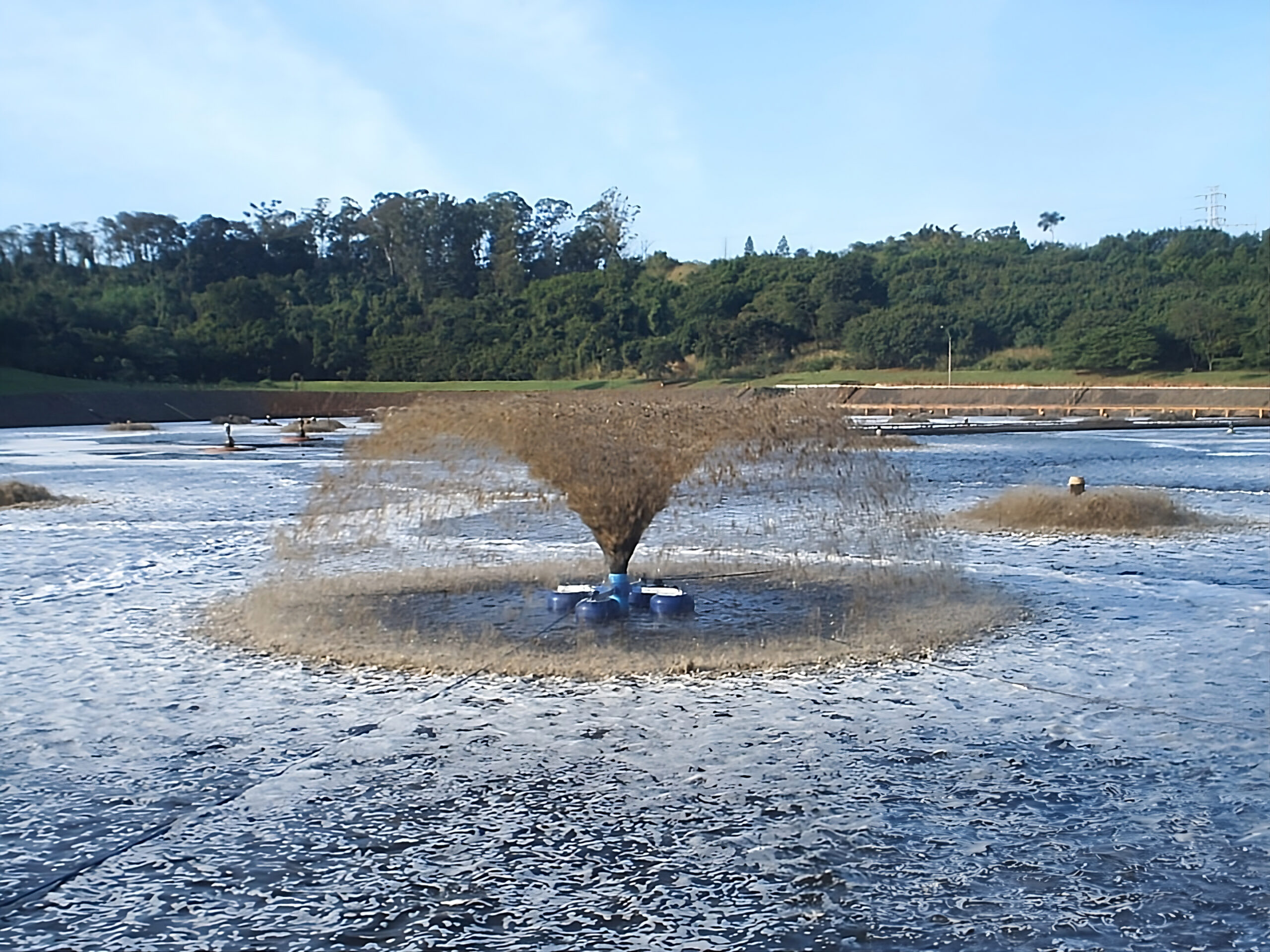 Aerador Submerso Tornado HIGRA instalado em lagoa profunda de tratamento de efluentes industriais