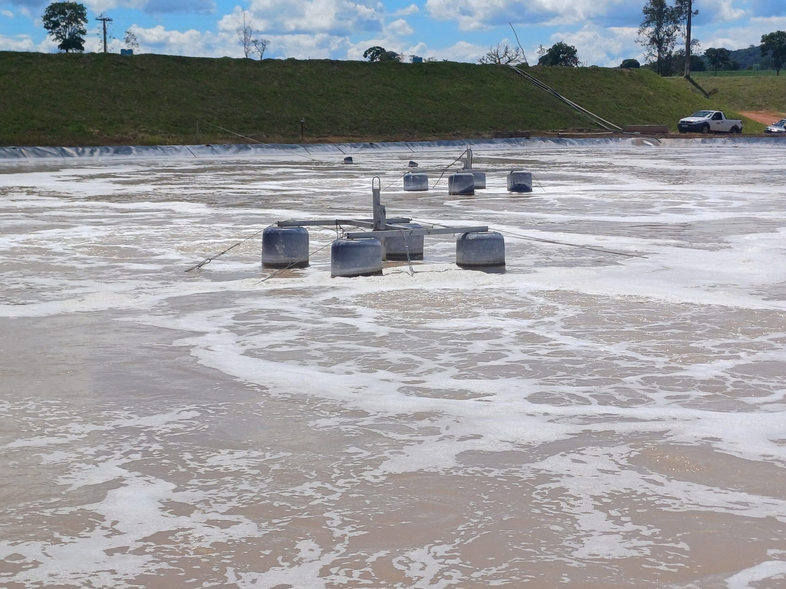 Aerador Submerso Propulsor ASP HIGRA com efeito chafariz em lago ornamental de parque