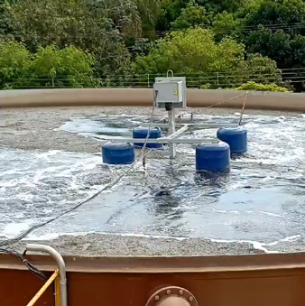 Detalhe dos aeradores Tornado HIGRA flutuando na lagoa de aeração do SAAE Itapira em operação
