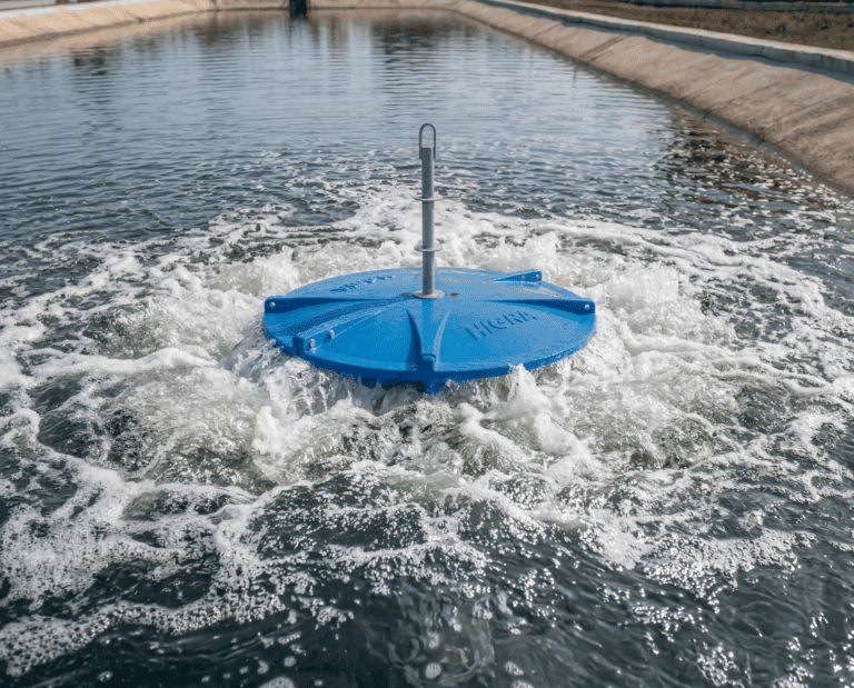 Aeração em lagoas facultativas rasas: como a lâmina d’água define a escolha do aerador 2 Aeração em lagoas facultativas rasas: como a lâmina d’água define a escolha do aerador Aerador Ciclone em operacao Aeração em lagoas facultativas rasas: como a lâmina d’água define a escolha do aerador