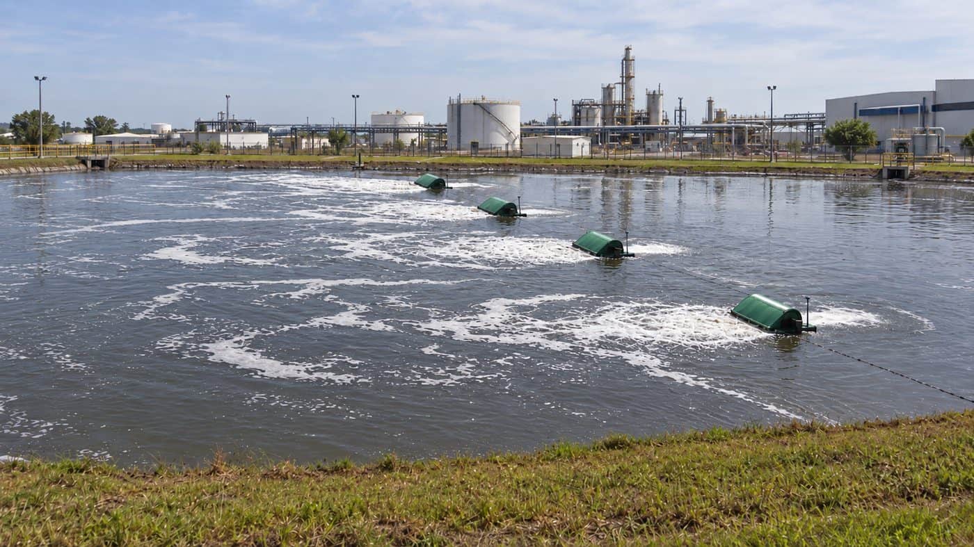 Aerador de Superfície Ciclone 3 Aerador de Superfície Ciclone Aeradores convencionais de escova horizontal com fluxo unidirecional em lagoa de tratamento de efluentes
