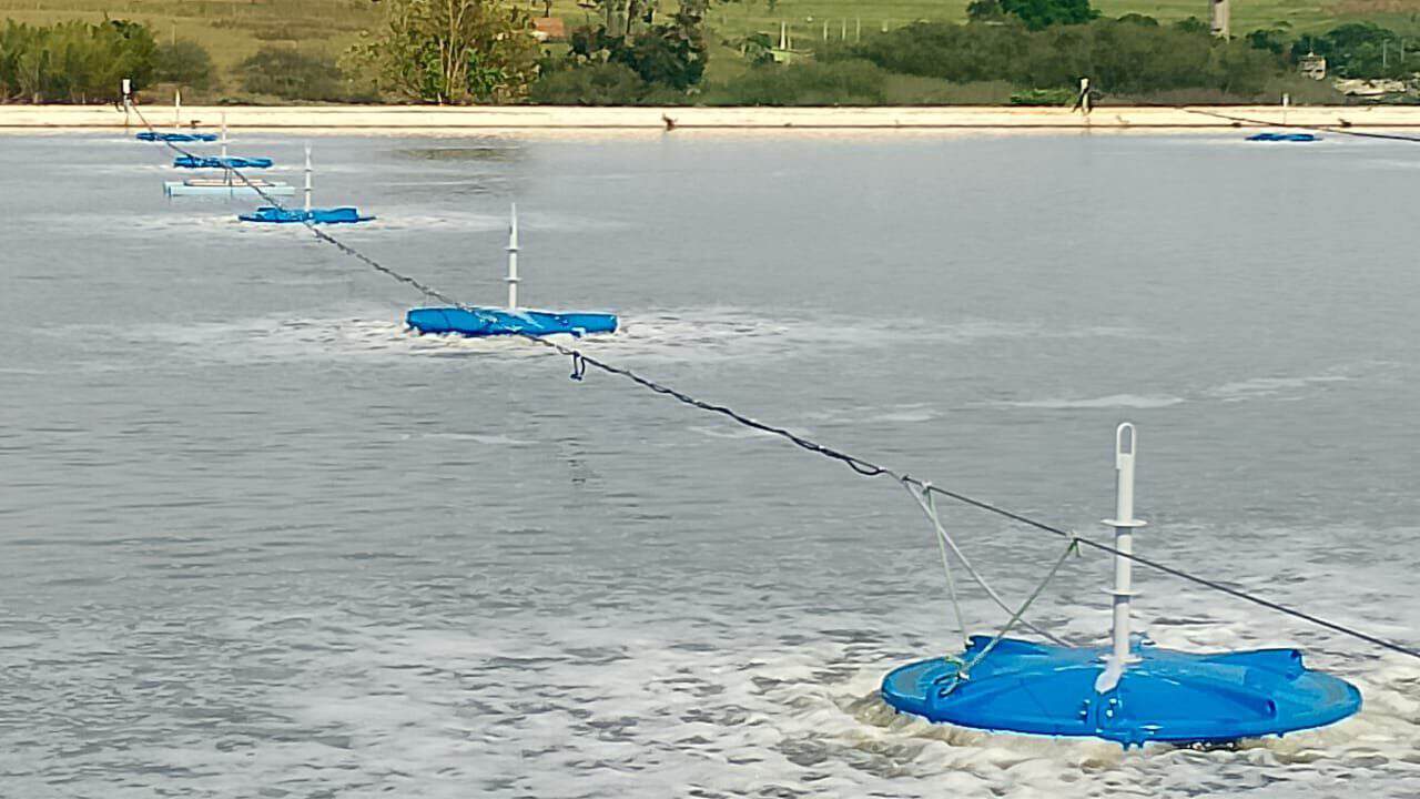 Aerador de Superfície Ciclone 6 Aerador de Superfície Ciclone Fileira de aeradores Ciclone HIGRA em operação na lagoa da ETE Lins, SABESP